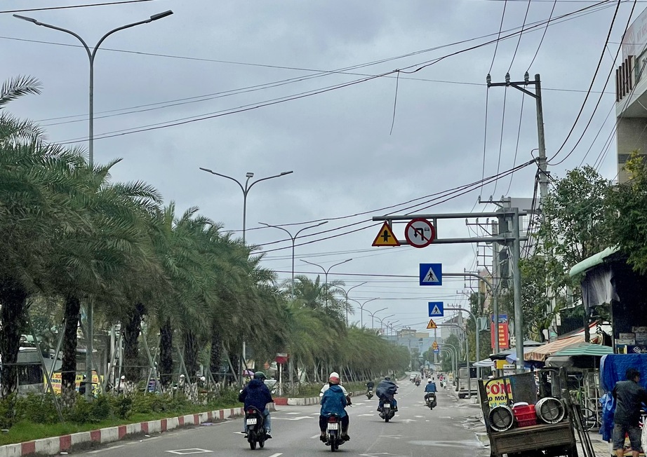 Tháo gỡ hơn 30 biển báo trên đường dẫn sân bay Phù Cát sau khi Báo Xây dựng phản ánh- Ảnh 1. Tháo gỡ hơn 30 biển báo trên đường dẫn sân bay Phù Cát sau khi Báo Xây dựng phản ánh- Ảnh 1.