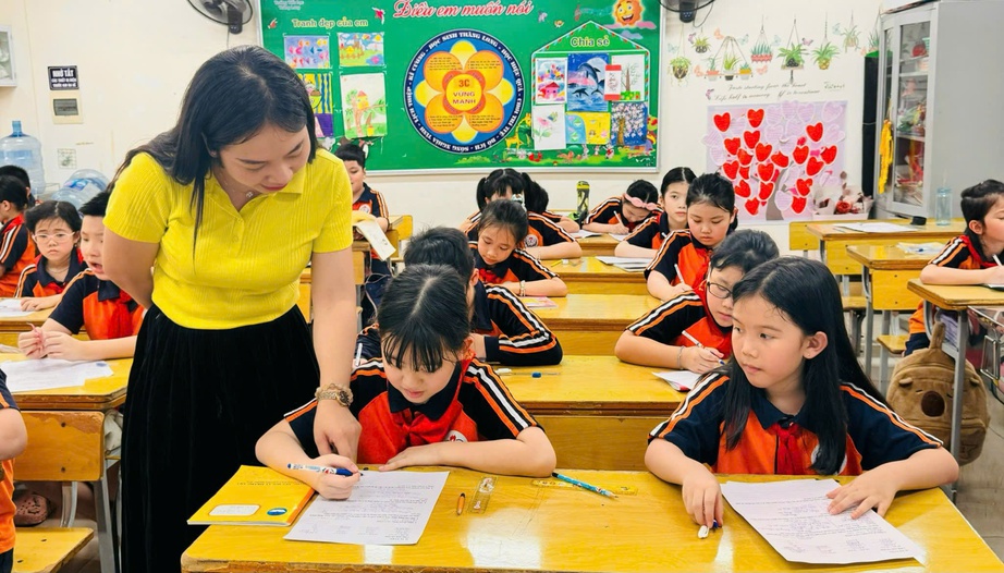 Sẽ chuyển giao cấp x&atilde; quản l&yacute; c&aacute;c trường trung học cơ sở, tiểu học, mầm non- Ảnh 2.