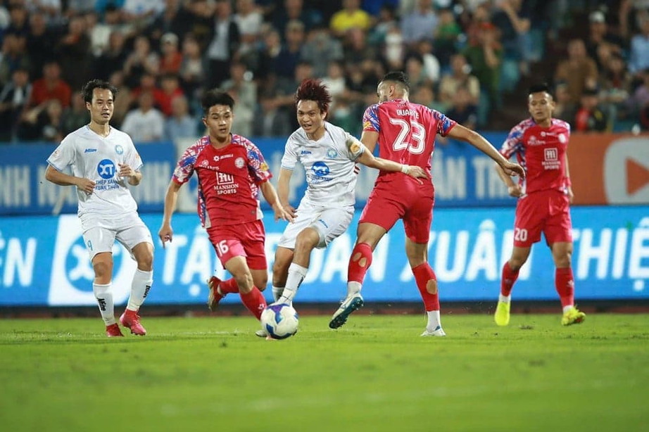 V-League: Nam Định bị TP.HCM cầm ch&acirc;n trong trận đấu c&oacute; 2 tấm thẻ đỏ- Ảnh 1.