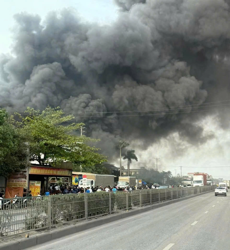 Hải Dương: Ch&aacute;y lớn tại C&ocirc;ng ty TNHH Cơ kh&iacute; To&agrave;n Ph&aacute;t- Ảnh 1.