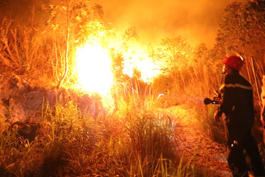 Vĩnh Phúc: Huy động gần 800 người tham gia chữa cháy rừng tại Núi Ngang- Ảnh 2. Vĩnh Phúc: Huy động gần 800 người tham gia chữa cháy rừng tại Núi Ngang- Ảnh 2.