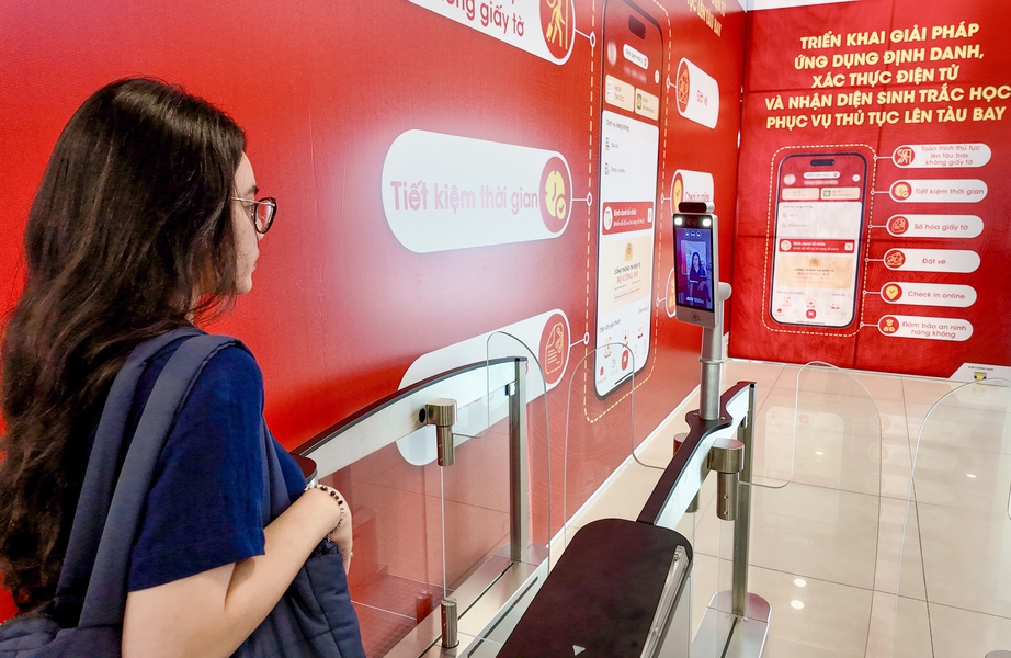Kh&aacute;ch l&agrave;m thủ tục, qua cửa an ninh, l&ecirc;n t&agrave;u bay &ldquo;kh&ocirc;ng chạm&rdquo; tại Nội B&agrave;i, T&acirc;n Sơn Nhất- Ảnh 1.