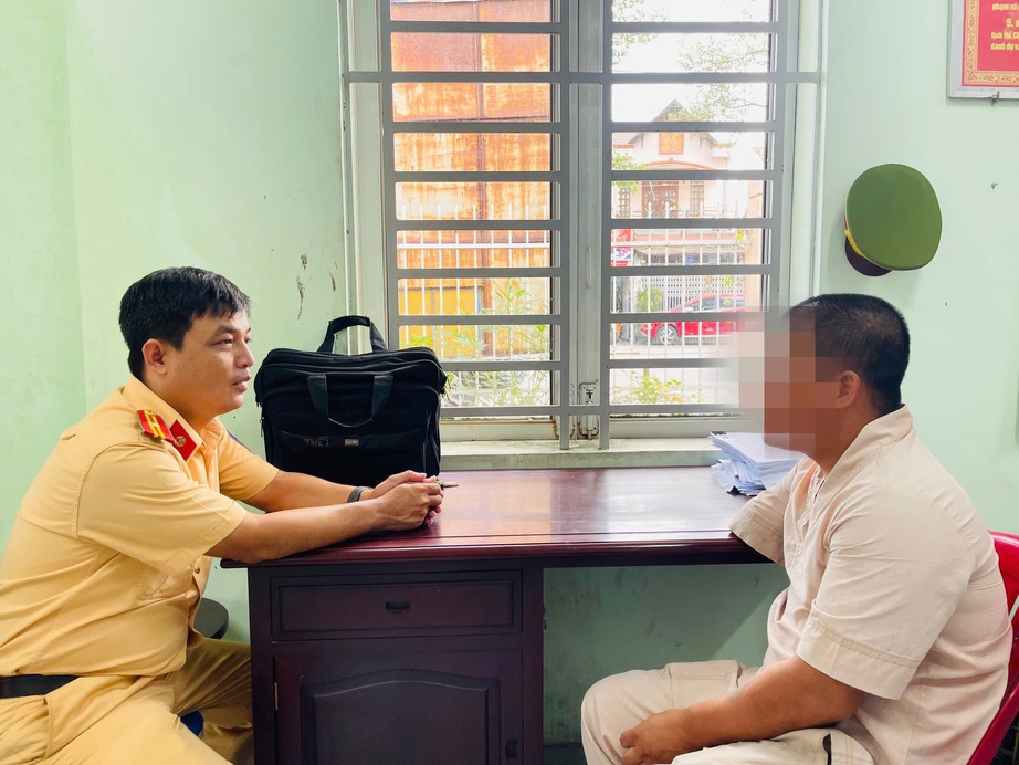 Bình Dương: Xử phạt người đàn ông cụt tay "diễn xiếc" với xe máy trên đường phố- Ảnh 1. Bình Dương: Xử phạt người đàn ông cụt tay "diễn xiếc" với xe máy trên đường phố- Ảnh 1.