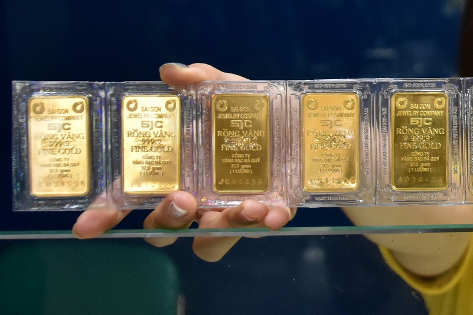 Giá vàng "hạ nhiệt", giảm 2 triệu đồng mỗi lượng- Ảnh 1. Giá vàng "hạ nhiệt", giảm 2 triệu đồng mỗi lượng- Ảnh 1.