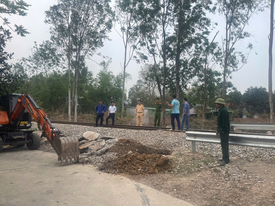 Vĩnh Ph&uacute;c: X&oacute;a lối đi tự ph&aacute;t, ph&ograve;ng ngừa tai nạn đường sắt từ gốc- Ảnh 1.