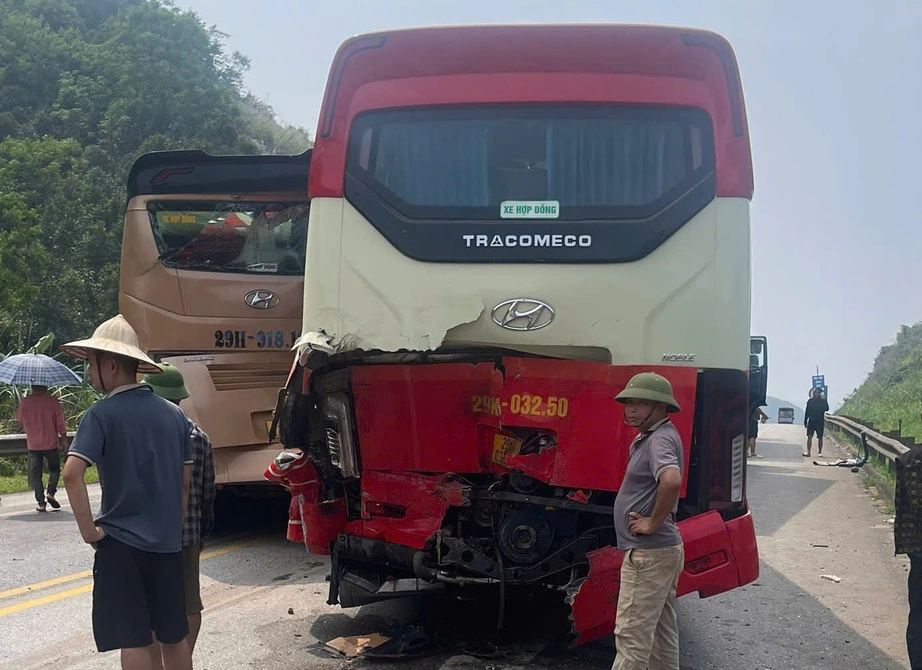 Cao tốc Nội B&agrave;i - L&agrave;o Cai &ugrave;n tắc k&eacute;o d&agrave;i sau tai nạn li&ecirc;n ho&agrave;n 4 &ocirc; t&ocirc;- Ảnh 1.