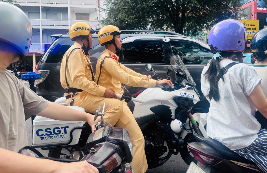 Ngàn người nô nức kéo về trung tâm TP.HCM xem sơ duyệt diễu binh, diễu hành- Ảnh 3. Ngàn người nô nức kéo về trung tâm TP.HCM xem sơ duyệt diễu binh, diễu hành- Ảnh 3.