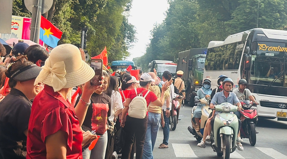 Ngàn người nô nức kéo về trung tâm TP.HCM xem sơ duyệt diễu binh, diễu hành- Ảnh 1. Ngàn người nô nức kéo về trung tâm TP.HCM xem sơ duyệt diễu binh, diễu hành- Ảnh 1.