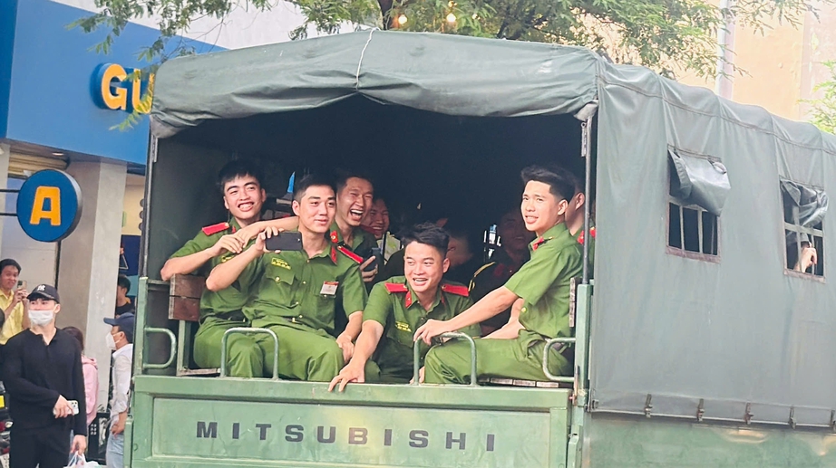 Ngàn người nô nức kéo về trung tâm TP.HCM xem sơ duyệt diễu binh, diễu hành- Ảnh 4. Ngàn người nô nức kéo về trung tâm TP.HCM xem sơ duyệt diễu binh, diễu hành- Ảnh 4.