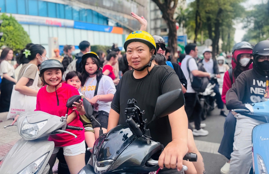 Ngàn người nô nức kéo về trung tâm TP.HCM xem sơ duyệt diễu binh, diễu hành- Ảnh 2. Ngàn người nô nức kéo về trung tâm TP.HCM xem sơ duyệt diễu binh, diễu hành- Ảnh 2.