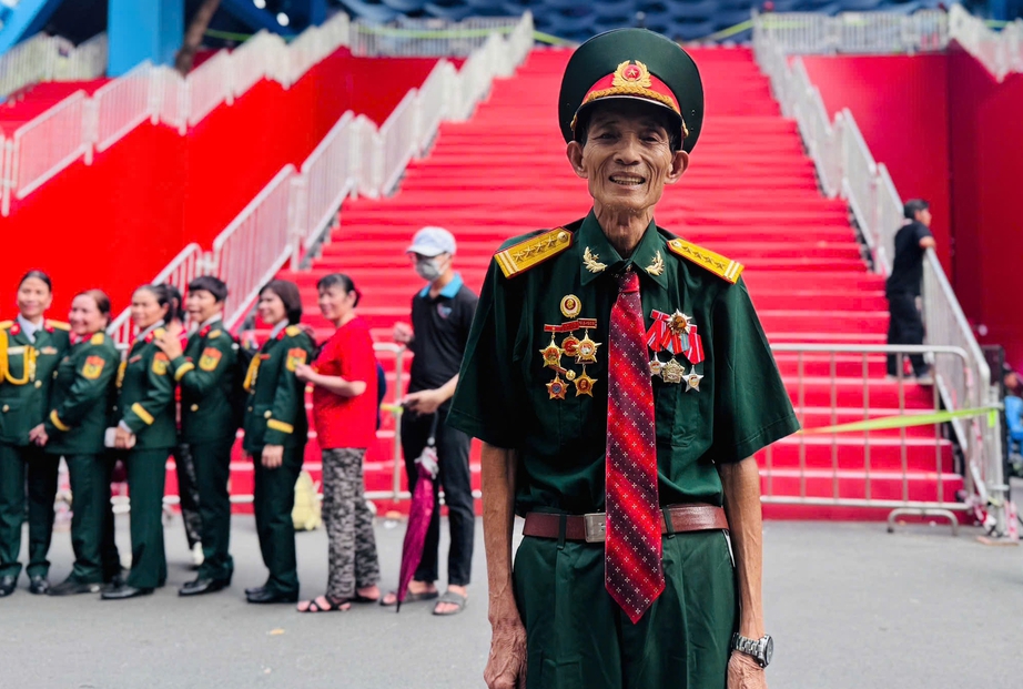 Ngàn người nô nức kéo về trung tâm TP.HCM xem sơ duyệt diễu binh, diễu hành- Ảnh 8. Ngàn người nô nức kéo về trung tâm TP.HCM xem sơ duyệt diễu binh, diễu hành- Ảnh 8.