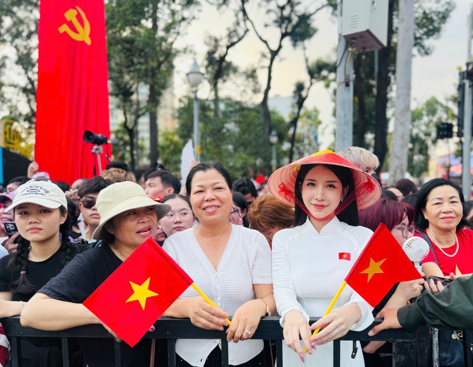 Ngàn người nô nức kéo về trung tâm TP.HCM xem sơ duyệt diễu binh, diễu hành- Ảnh 11. Ngàn người nô nức kéo về trung tâm TP.HCM xem sơ duyệt diễu binh, diễu hành- Ảnh 11.