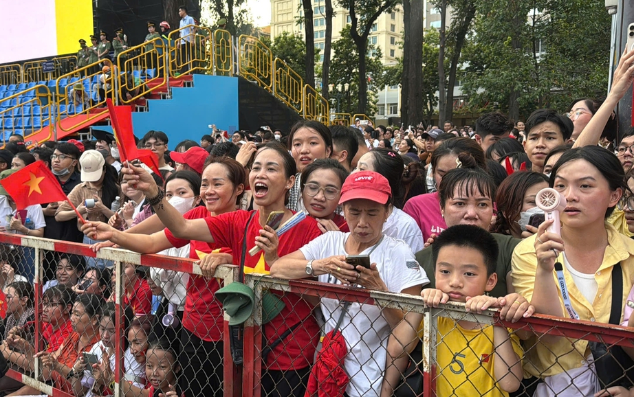 Ngàn người nô nức kéo về trung tâm TP.HCM xem sơ duyệt diễu binh, diễu hành- Ảnh 9. Ngàn người nô nức kéo về trung tâm TP.HCM xem sơ duyệt diễu binh, diễu hành- Ảnh 9.