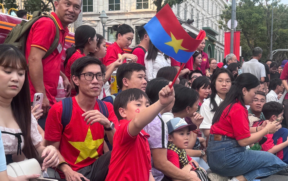 Ngàn người nô nức kéo về trung tâm TP.HCM xem sơ duyệt diễu binh, diễu hành- Ảnh 10. Ngàn người nô nức kéo về trung tâm TP.HCM xem sơ duyệt diễu binh, diễu hành- Ảnh 10.