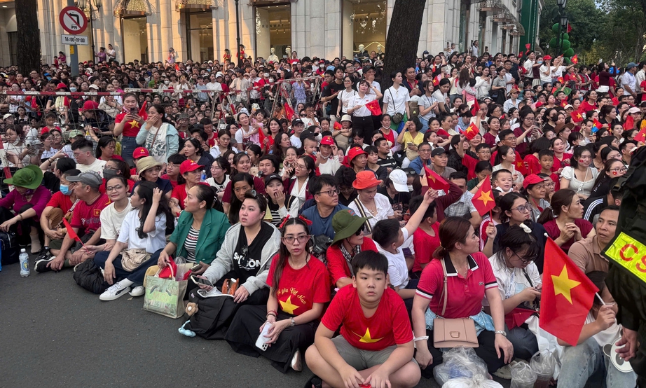 Ngàn người nô nức kéo về trung tâm TP.HCM xem sơ duyệt diễu binh, diễu hành- Ảnh 12. Ngàn người nô nức kéo về trung tâm TP.HCM xem sơ duyệt diễu binh, diễu hành- Ảnh 12.