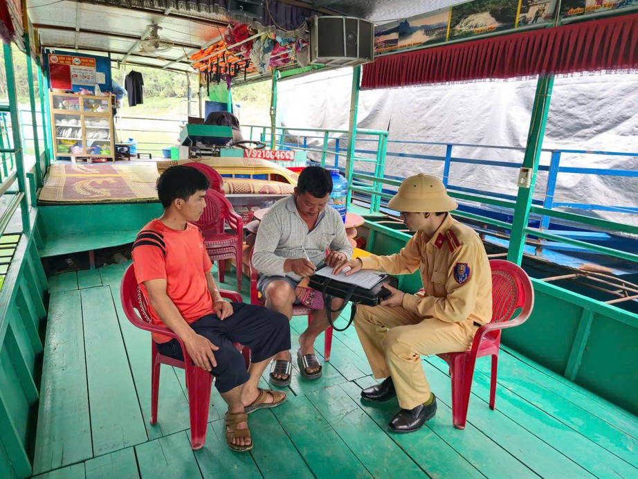 Tuyên Quang: Không để xảy ra điểm nóng giao thông, chốt trực xuyên suốt kỳ nghỉ lễ- Ảnh 1. Tuyên Quang: Không để xảy ra điểm nóng giao thông, chốt trực xuyên suốt kỳ nghỉ lễ- Ảnh 1.