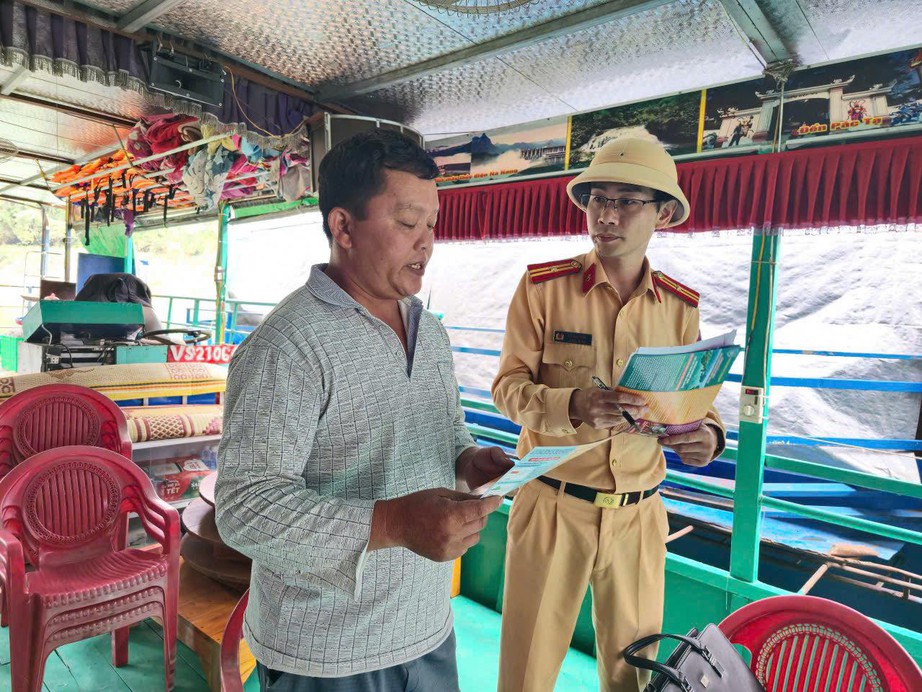 Tuyên Quang: Không để xảy ra điểm nóng giao thông, chốt trực xuyên suốt kỳ nghỉ lễ- Ảnh 2. Tuyên Quang: Không để xảy ra điểm nóng giao thông, chốt trực xuyên suốt kỳ nghỉ lễ- Ảnh 2.