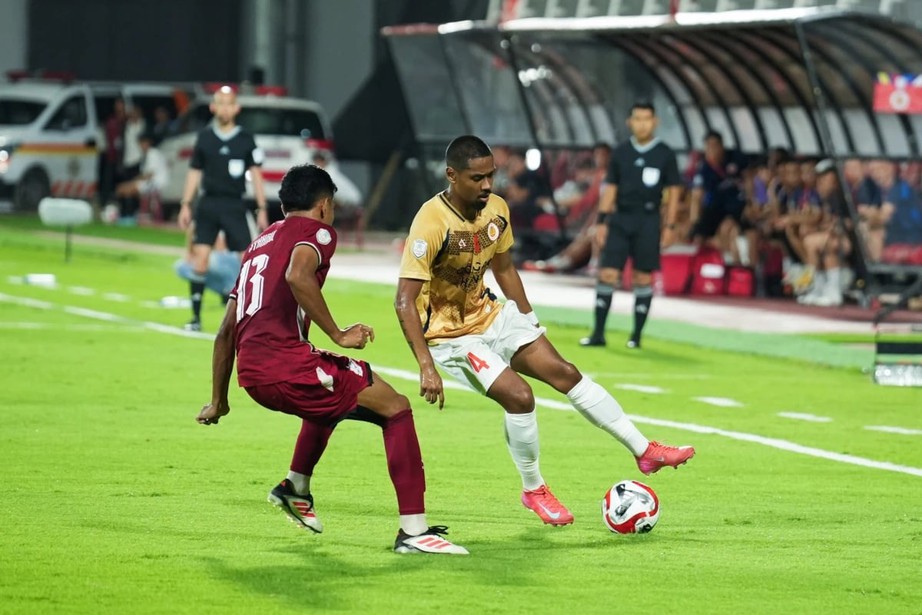 C&uacute;p C1 Đ&ocirc;ng Nam &Aacute;: Ngoại binh đ&aacute; hỏng phạt đền, CAHN thua đau đội b&oacute;ng Indonesia- Ảnh 1.