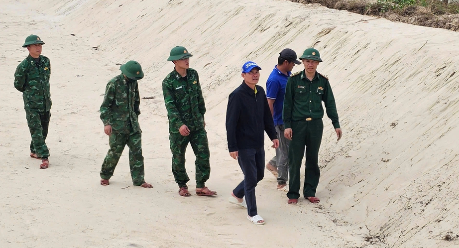 Người d&acirc;n tự th&aacute;o dỡ hồ nu&ocirc;i thủy sản để thi c&ocirc;ng đường 2.000 tỷ ở Quảng B&igrave;nh- Ảnh 3.