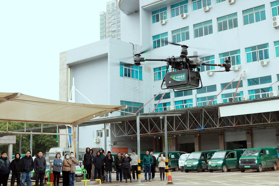 Trung Quốc v&agrave; giấc mơ đi l&agrave;m, giao h&agrave;ng bằng m&aacute;y bay- Ảnh 1.