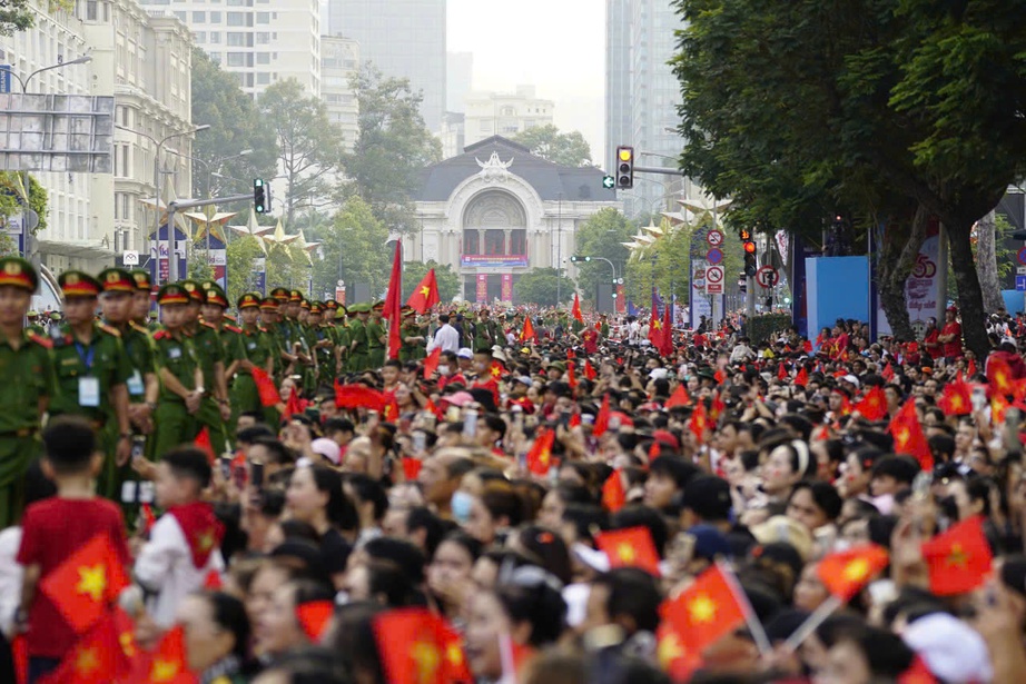 D&ograve;ng người đổ về trung t&acirc;m TP.HCM, chờ xuy&ecirc;n đ&ecirc;m xem diễu binh, diễu h&agrave;nh- Ảnh 4.