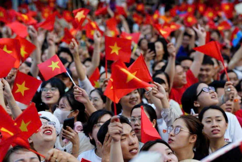 D&ograve;ng người đổ về trung t&acirc;m TP.HCM, chờ xuy&ecirc;n đ&ecirc;m xem diễu binh, diễu h&agrave;nh- Ảnh 1.