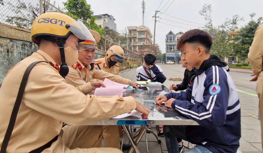 Học sinh đi xe đến lớp, gần 300 phụ huynh Bắc Giang bị phạt- Ảnh 2.