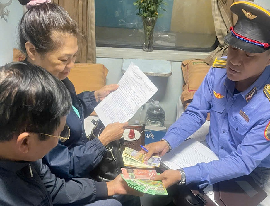 H&agrave;nh kh&aacute;ch bất ngờ nhận lại nhiều ngoại tệ bỏ qu&ecirc;n tr&ecirc;n t&agrave;u- Ảnh 1.