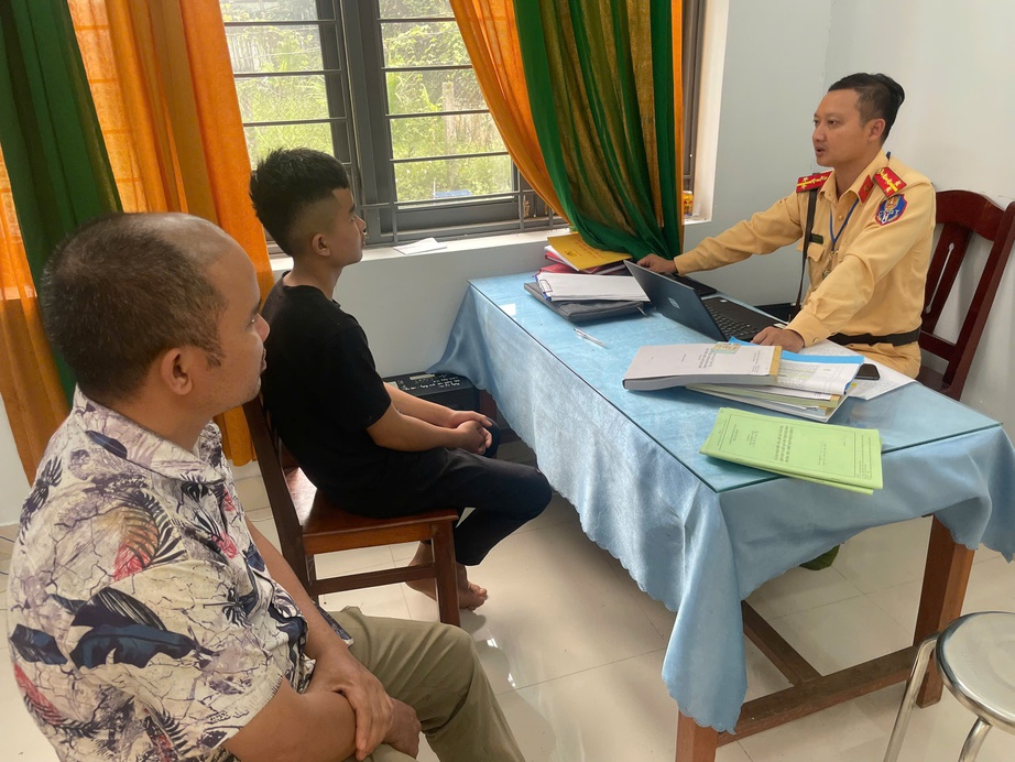 Con l&ecirc;n đ&egrave;o Vi &Ocirc; Lắk bốc đầu xe quay tiktok, cha bị phạt 14 triệu, tịch thu xe- Ảnh 1.