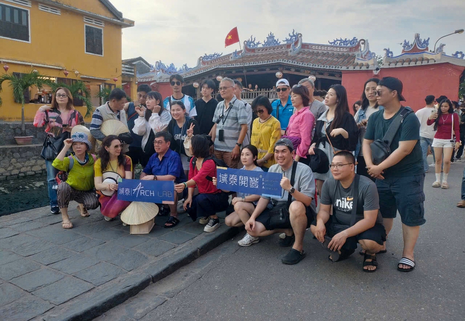 Du kh&aacute;ch nườm nượp về phố cổ Hội An dịp lễ 30/4, check-in với cờ Tổ quốc- Ảnh 2.