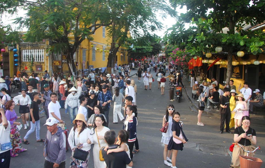 Du kh&aacute;ch nườm nượp về phố cổ Hội An dịp lễ 30/4, check-in với cờ Tổ quốc- Ảnh 3.