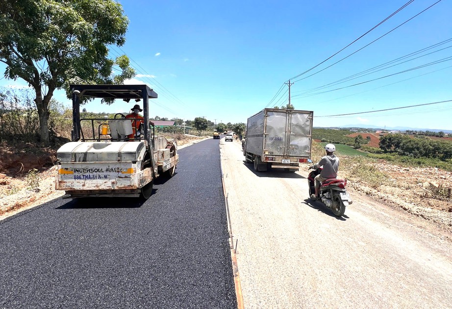 Tiếng m&aacute;y rền vang tr&ecirc;n c&ocirc;ng trường cải tạo quốc lộ 28B trong ng&agrave;y Quốc tế Lao động- Ảnh 4.