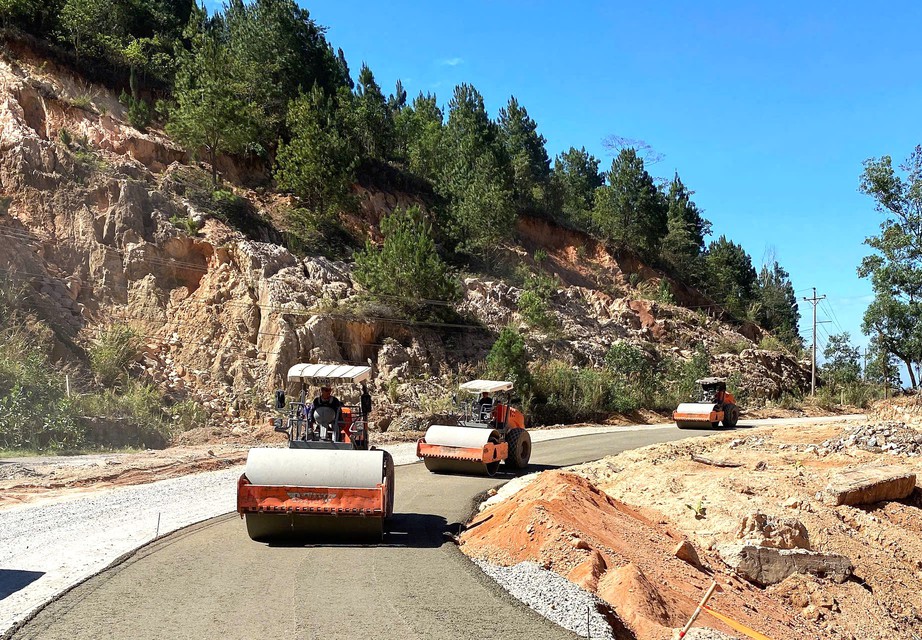 Tiếng m&aacute;y rền vang tr&ecirc;n c&ocirc;ng trường cải tạo quốc lộ 28B trong ng&agrave;y Quốc tế Lao động- Ảnh 1.