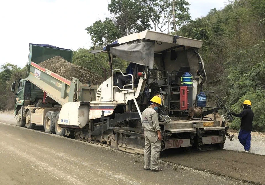 Tiếng m&aacute;y rền vang tr&ecirc;n c&ocirc;ng trường cải tạo quốc lộ 28B trong ng&agrave;y Quốc tế Lao động- Ảnh 3.