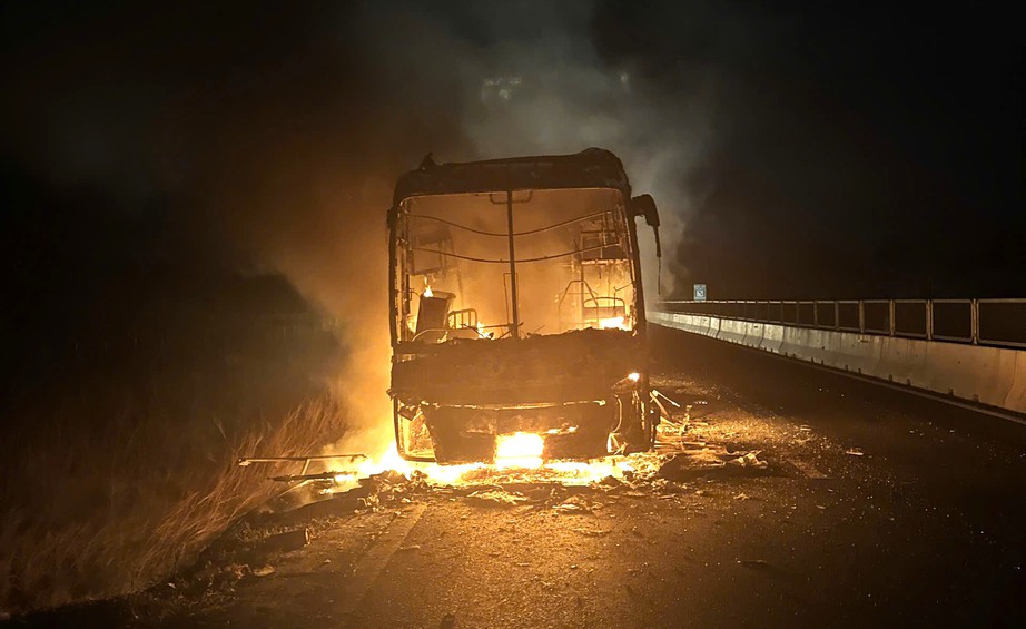 Xe giường nằm cháy ngùn ngụt trên cao tốc Vĩnh Hảo-Phan Thiết, hành khách bung cửa chạy - Ảnh 1. Xe giường nằm cháy ngùn ngụt trên cao tốc Vĩnh Hảo-Phan Thiết, hành khách bung cửa chạy - Ảnh 1.