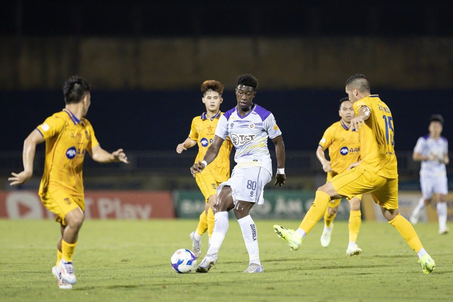 V-League: Hà Nội FC hạ SLNA, Đà Nẵng thắng “chung kết ngược”- Ảnh 2. V-League: Hà Nội FC hạ SLNA, Đà Nẵng thắng “chung kết ngược”- Ảnh 2.