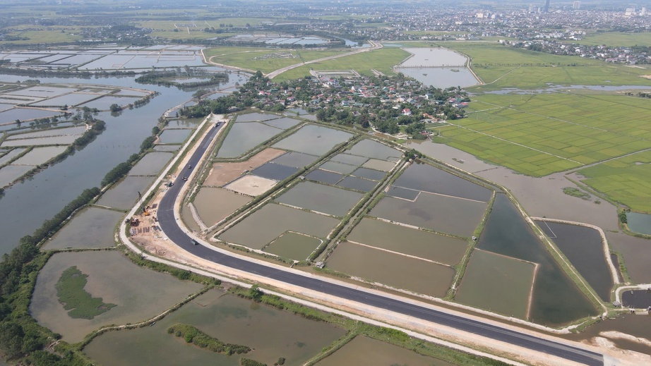 Đội nắng thi c&ocirc;ng đường v&agrave;nh đai ph&iacute;a Đ&ocirc;ng TP H&agrave; Tĩnh- Ảnh 2.