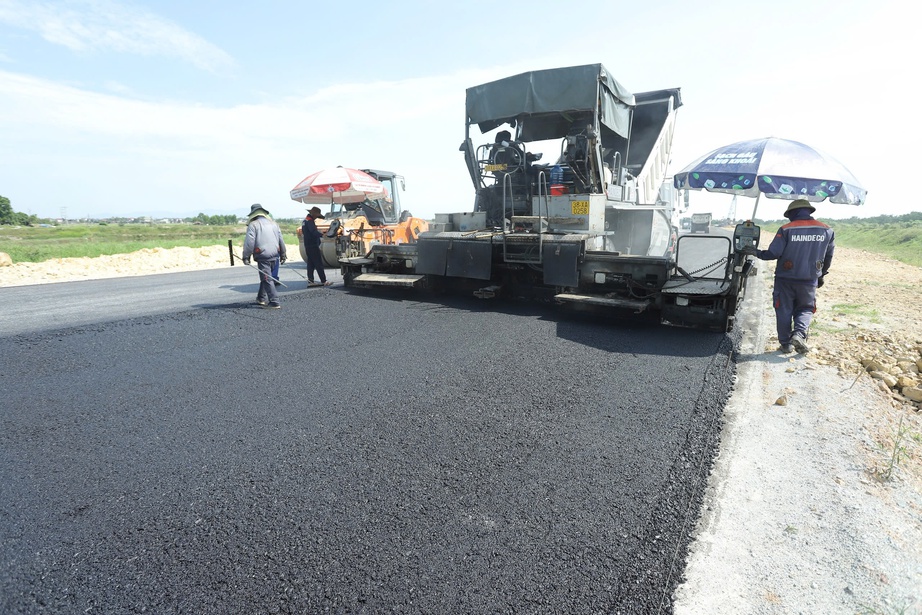 Đội nắng thi c&ocirc;ng đường v&agrave;nh đai ph&iacute;a Đ&ocirc;ng TP H&agrave; Tĩnh- Ảnh 4.