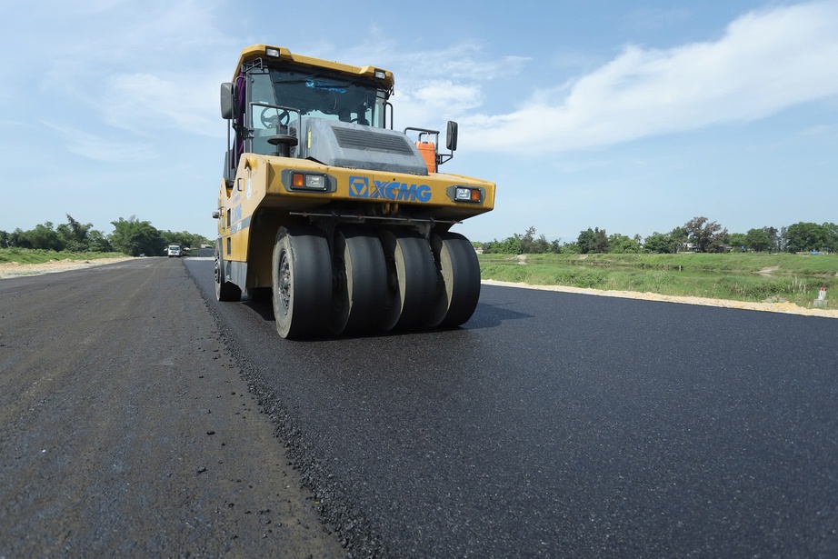 Đội nắng thi c&ocirc;ng đường v&agrave;nh đai ph&iacute;a Đ&ocirc;ng TP H&agrave; Tĩnh- Ảnh 5.