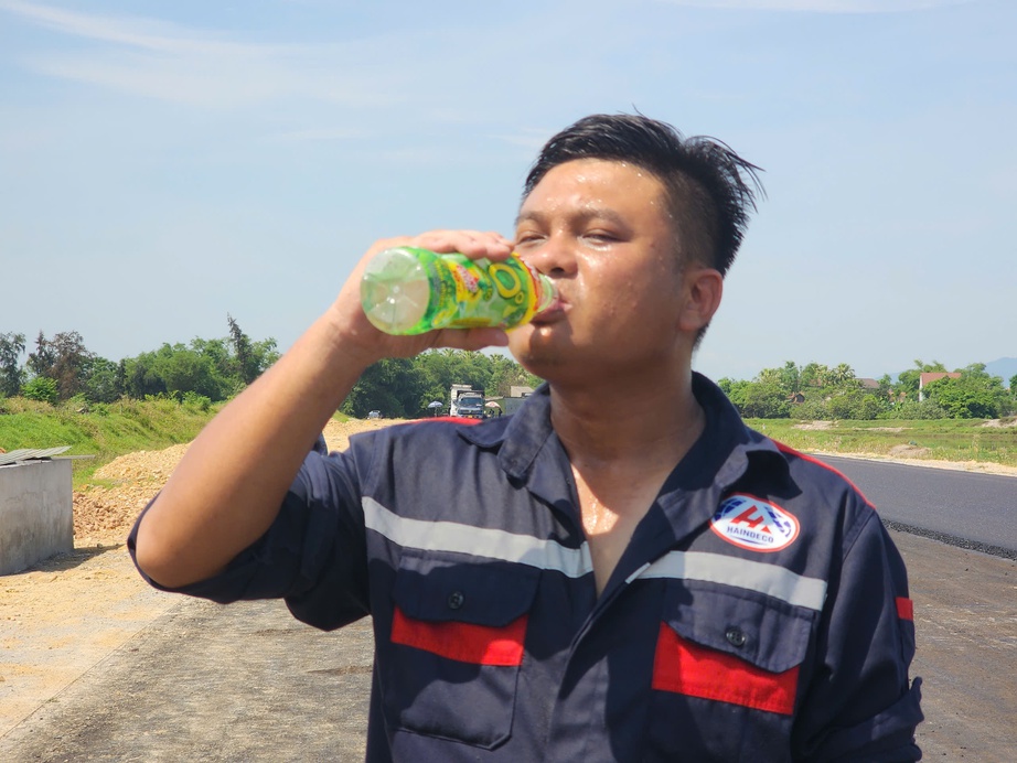 Đội nắng thi c&ocirc;ng đường v&agrave;nh đai ph&iacute;a Đ&ocirc;ng TP H&agrave; Tĩnh- Ảnh 3.