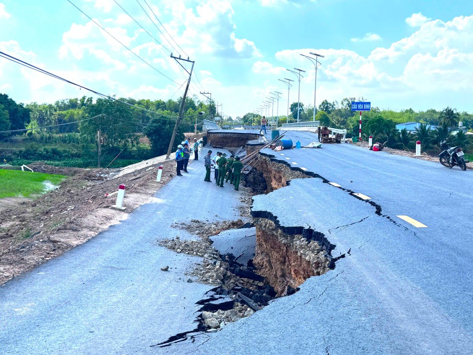 Cục Đường bộ chỉ đạo khắc phục sụt lún đường dẫn cầu Hòa Bình ở Tây Ninh- Ảnh 1. Cục Đường bộ chỉ đạo khắc phục sụt lún đường dẫn cầu Hòa Bình ở Tây Ninh- Ảnh 1.