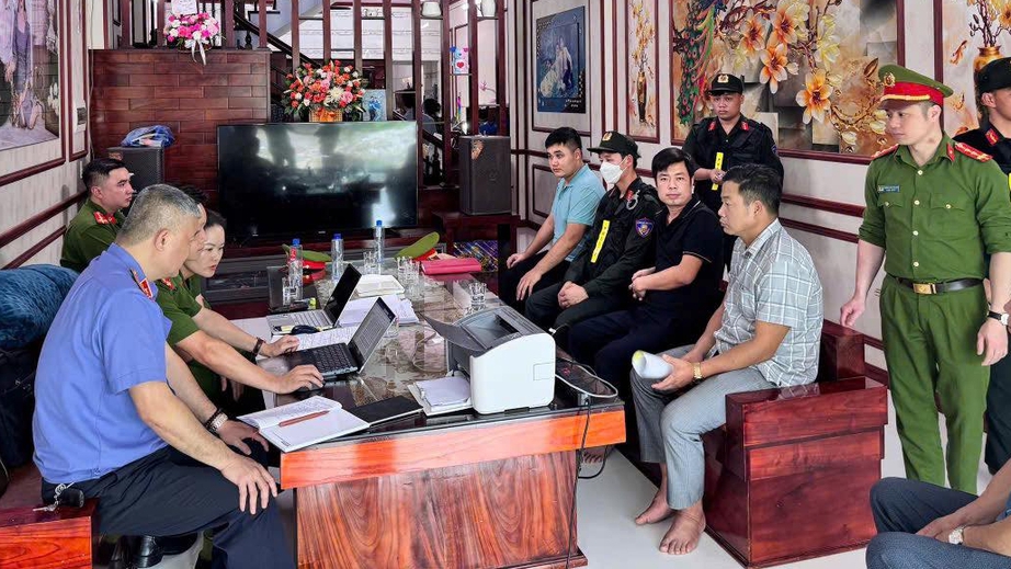 Khởi tố một người tự &yacute; khai th&aacute;c c&aacute;t, sỏi ở l&ograve;ng s&ocirc;ng để b&aacute;n- Ảnh 2.