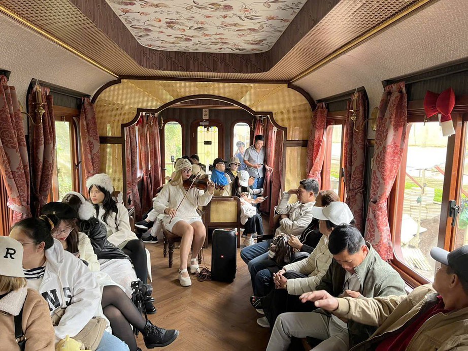 T&agrave;u cổ Đ&agrave; Lạt tăng chuyến, đi c&agrave;ng đ&ocirc;ng gi&aacute; v&eacute; c&agrave;ng rẻ- Ảnh 1.