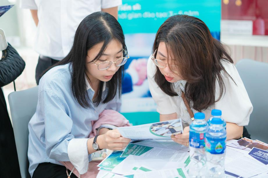 Minh bạch ch&iacute;nh s&aacute;ch BHYT học sinh, sinh vi&ecirc;n- Ảnh 1.