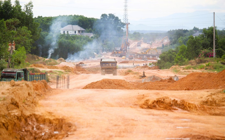 Toàn cảnh công trình đường trăm tỷ đồng ở Quảng Trị sau hơn 2 tháng thay nhà thầu- Ảnh 1. Toàn cảnh công trình đường trăm tỷ đồng ở Quảng Trị sau hơn 2 tháng thay nhà thầu- Ảnh 1.