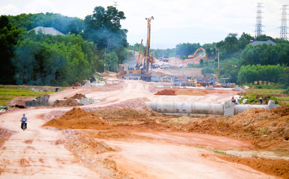 Toàn cảnh công trình đường trăm tỷ đồng ở Quảng Trị sau hơn 2 tháng thay nhà thầu- Ảnh 3. Toàn cảnh công trình đường trăm tỷ đồng ở Quảng Trị sau hơn 2 tháng thay nhà thầu- Ảnh 3.