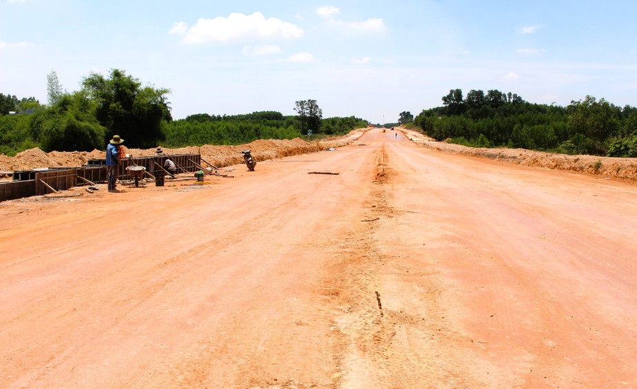 Toàn cảnh công trình đường trăm tỷ đồng ở Quảng Trị sau hơn 2 tháng thay nhà thầu- Ảnh 4. Toàn cảnh công trình đường trăm tỷ đồng ở Quảng Trị sau hơn 2 tháng thay nhà thầu- Ảnh 4.