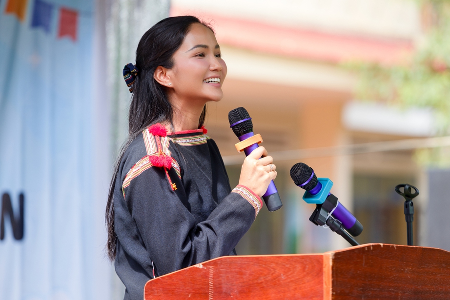 Hoa hậu H’Hen Niê về Đắk Lắk trao thư viện thân thiện- Ảnh 6. Hoa hậu H’Hen Niê về Đắk Lắk trao thư viện thân thiện- Ảnh 6.