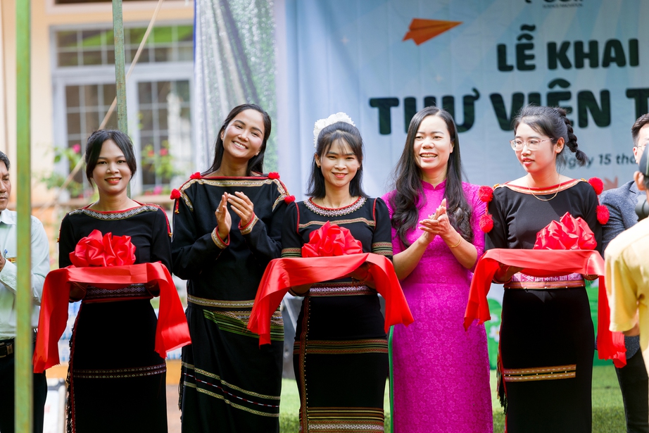 Hoa hậu H’Hen Niê về Đắk Lắk trao thư viện thân thiện- Ảnh 1. Hoa hậu H’Hen Niê về Đắk Lắk trao thư viện thân thiện- Ảnh 1.
