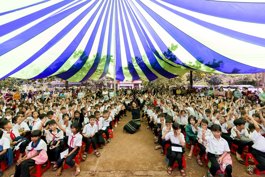 Hoa hậu H’Hen Niê về Đắk Lắk trao thư viện thân thiện- Ảnh 9. Hoa hậu H’Hen Niê về Đắk Lắk trao thư viện thân thiện- Ảnh 9.